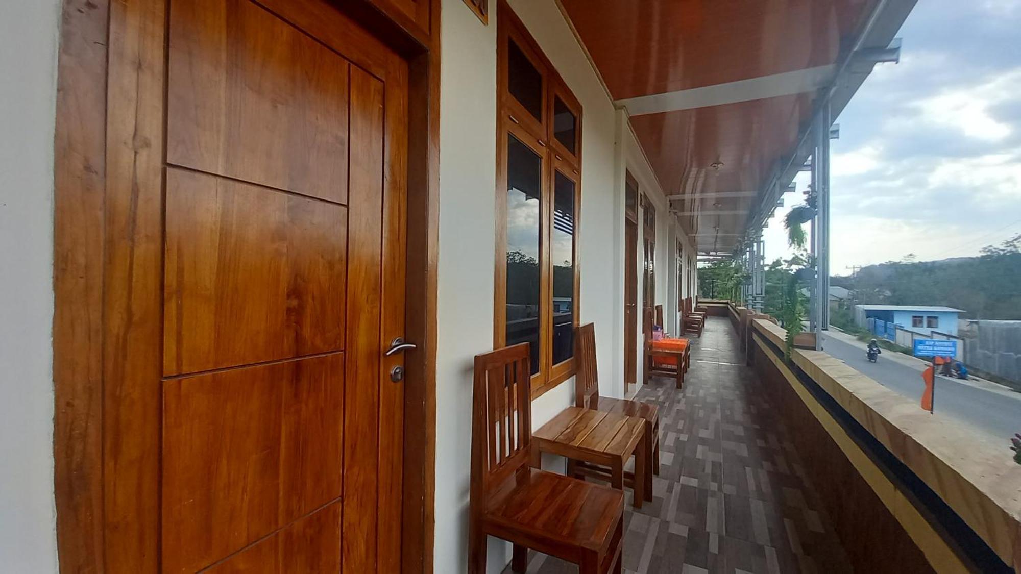 Benedict Guesthouse By Mori Hospitality Labuan Bajo Esterno foto